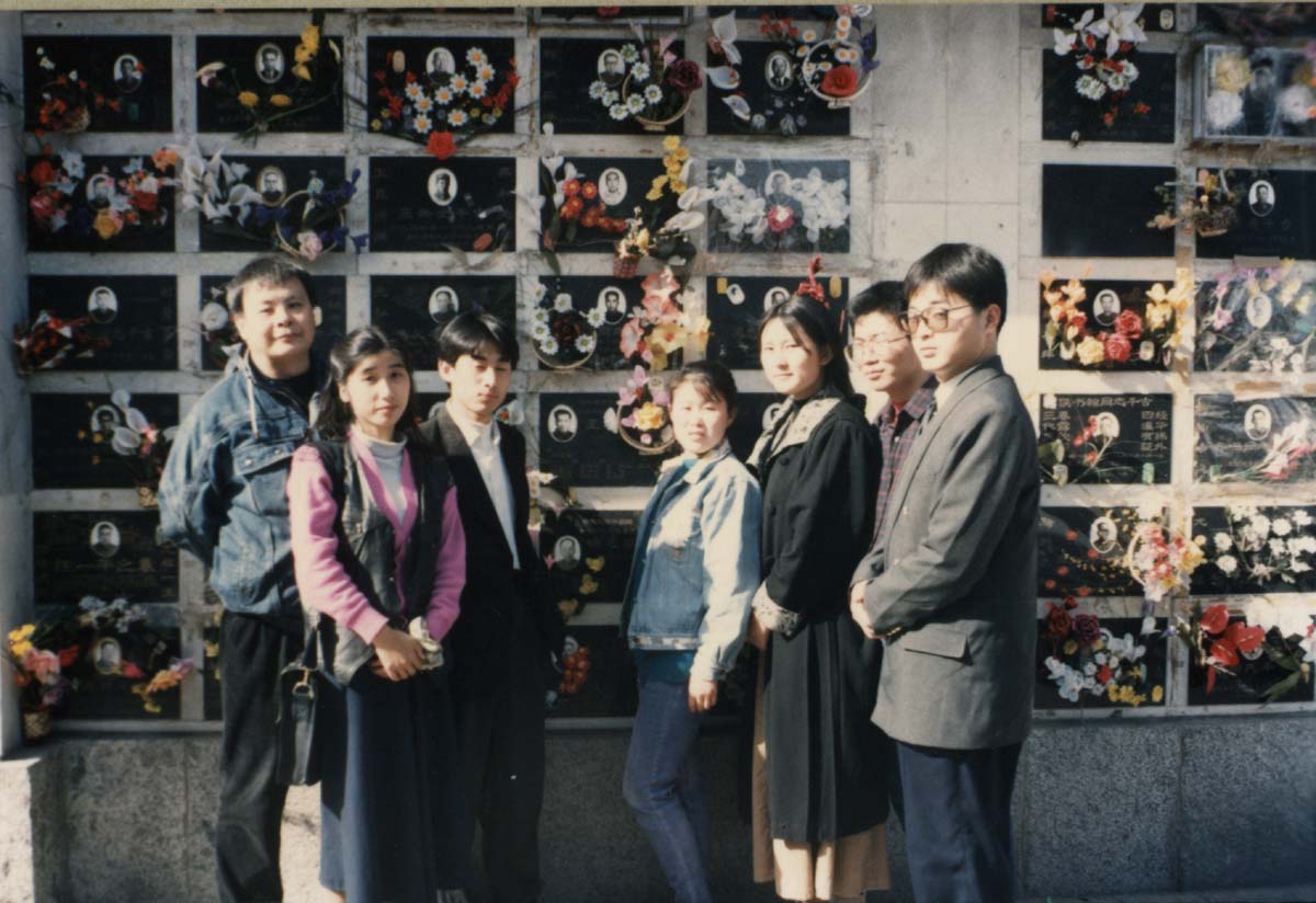 孟昭晋带华体会手机网页版登录入口,华体会中国学生拜谒王重民墓